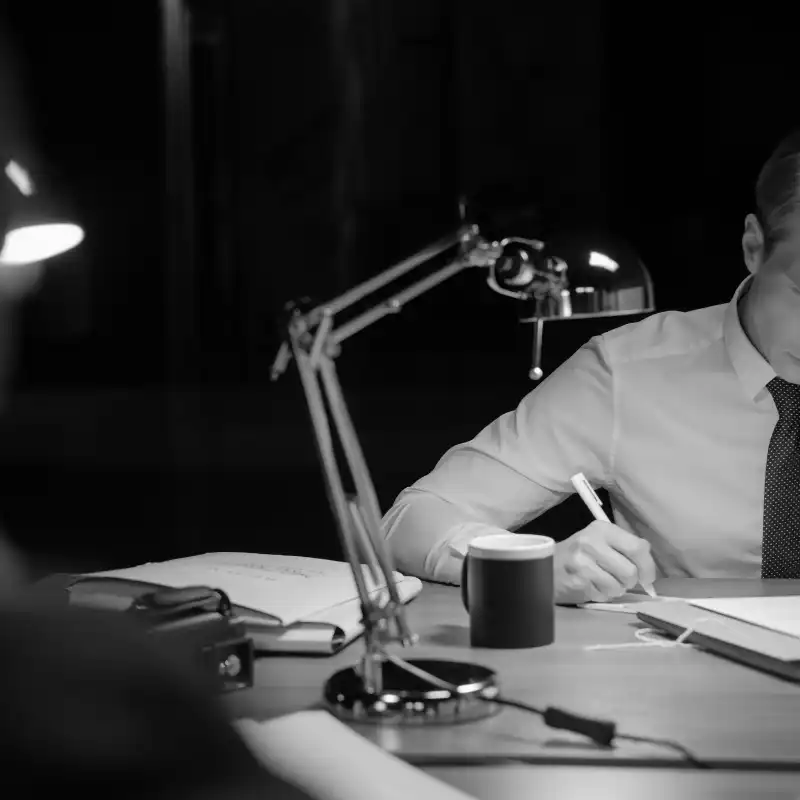 Hombre elaborando un informe de investigación para casos de bajas laborales en Málaga realizados por detectives privados