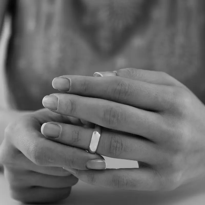 Mano con anillo de compromiso como para quitárselo, representando investigaciones de infidelidades en Málaga realizadas por detectives privados