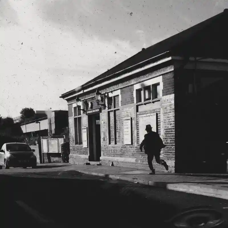 Hombre corriendo, representando la labor activa y profesional de investigación de detectives privados en Málaga