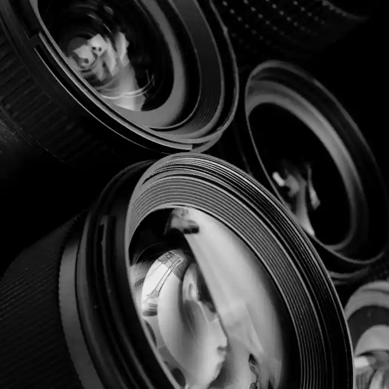 Objetivo de cámara representando vigilancia y seguridad, ilustrando los servicios de detectives privados en Málaga